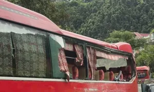 Hai xe khách tông nhau, một người chết