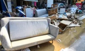 Rác thải, bùn đất tràn ngập sau lũ Rác thải, bùn đất tràn ngập sau lũ