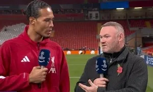 Van Dijk đáp trả Rooney trên sóng truyền hình