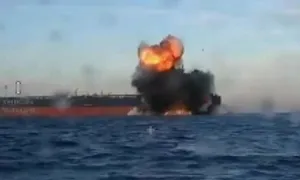 Khoảnh khắc xuồng tự sát Ukraine tấn công 'tàu chở dầu Nga'